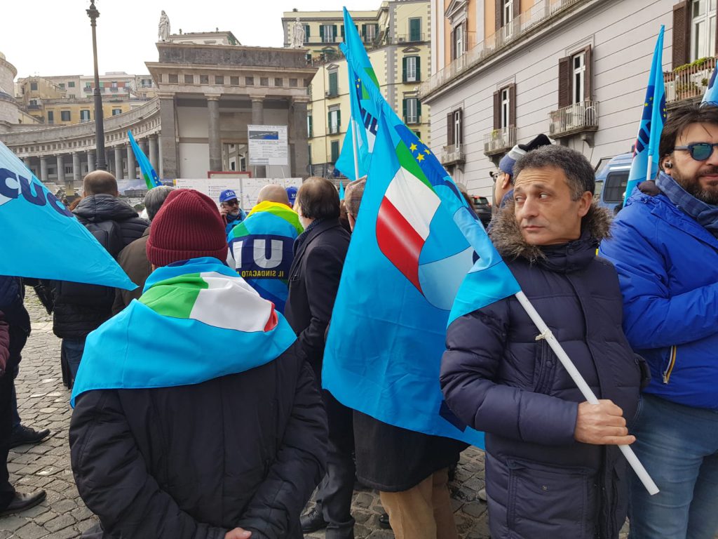 Manifestazione dei precari davanti alla Prefettura a Napoli