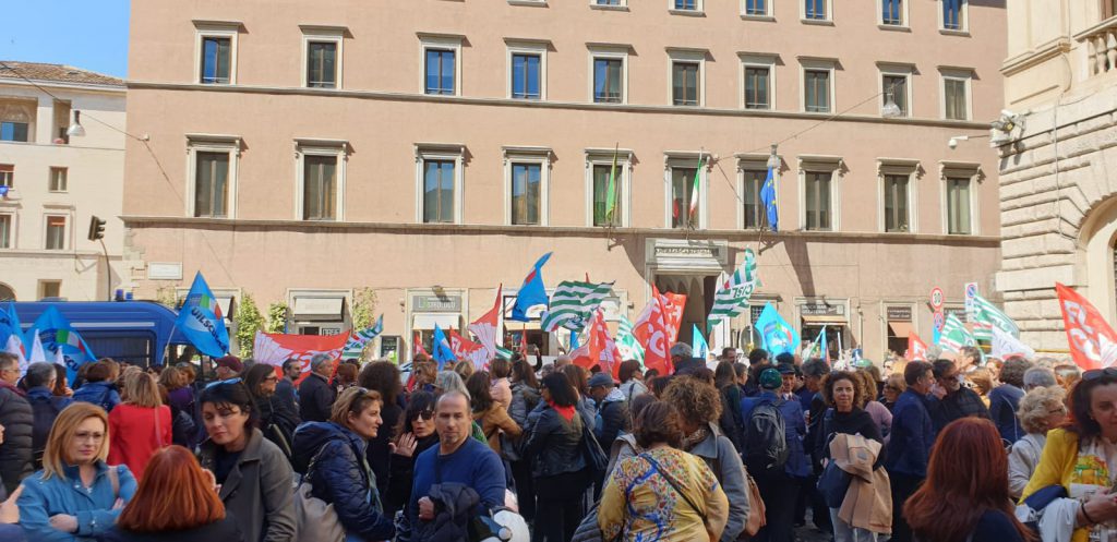 Scuole statali in malora e si pensa alle impronte digitali. Le ragioni di una protesta.