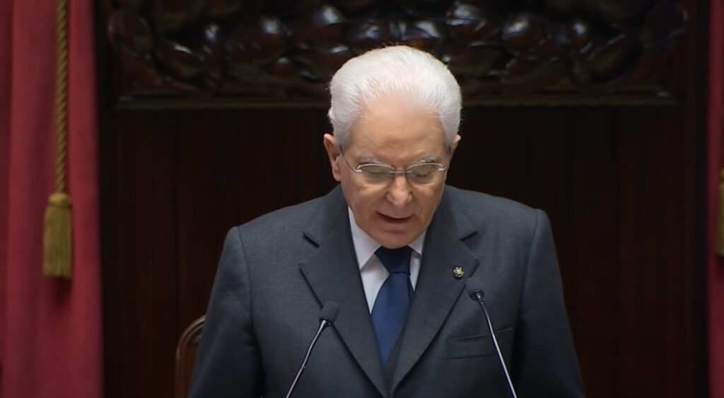 Il giuramento di Mattarella: “Dignità, pietra angolare del nostro lavoro e del nostro impegno”