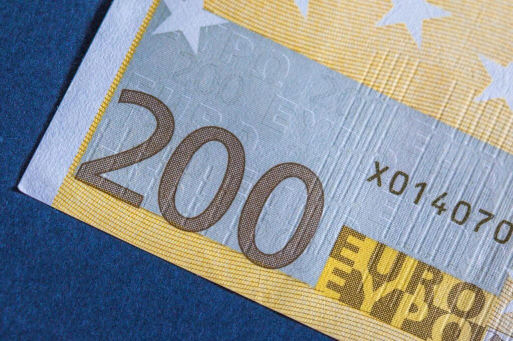 Bonus 200 euro dipendenti scuola: requisiti e chiarimenti